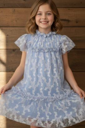 صورة فستان سماوي مع الكسرات الجميله من التل